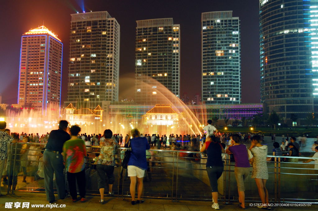 游人观海滨广场的喷泉