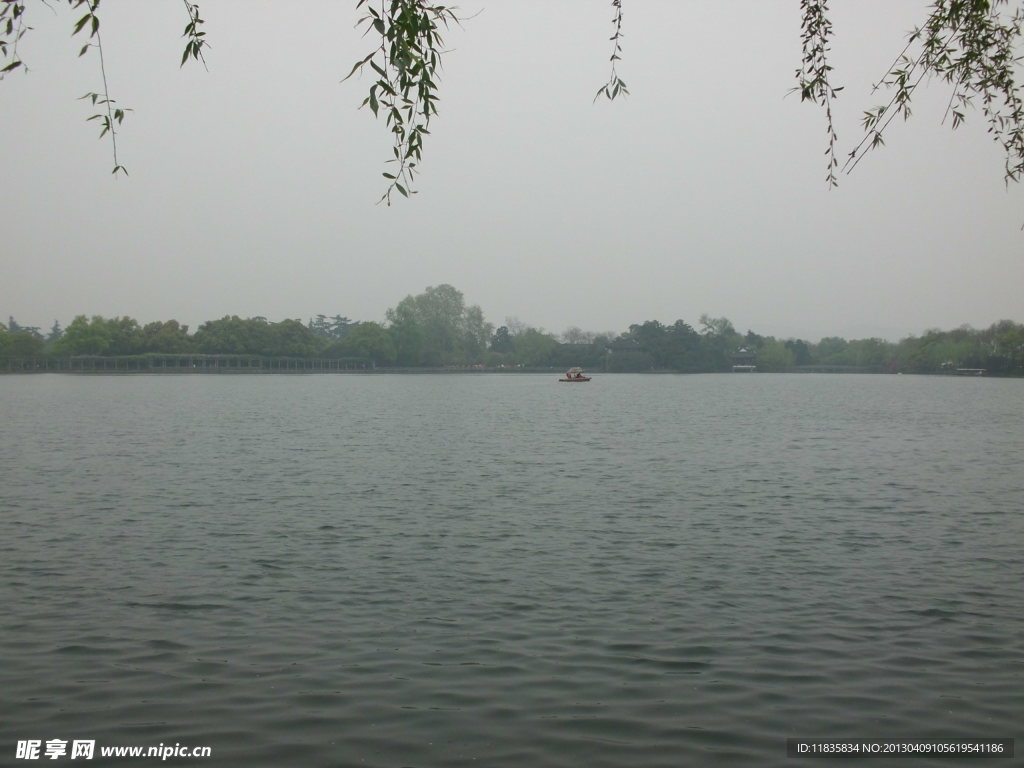 杭州西湖雨天远景拍摄