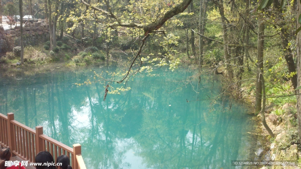 蓝色湖水