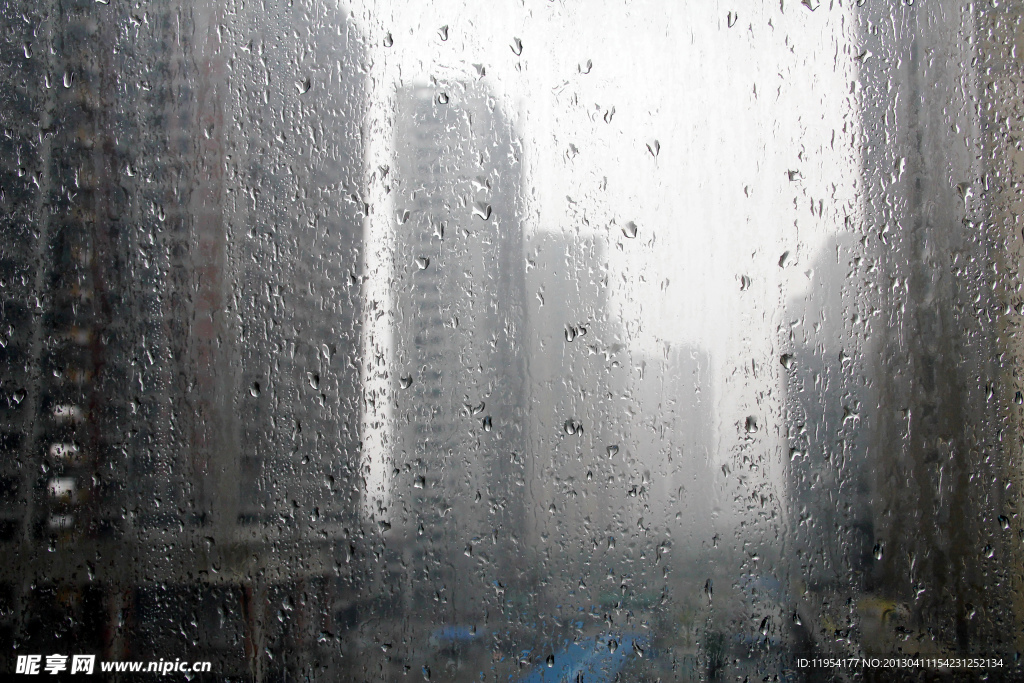 雨中高层建筑