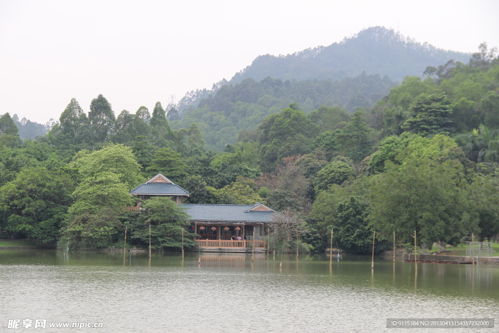 湖边的小屋