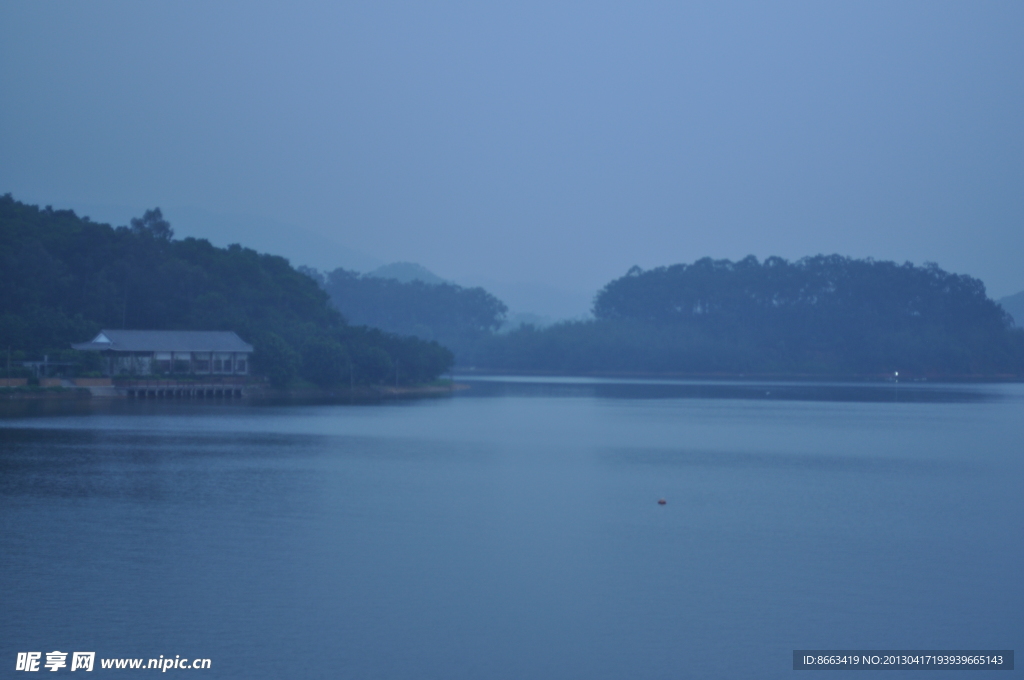 烟雨小湖