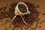 咖啡杯盛满咖啡豆
