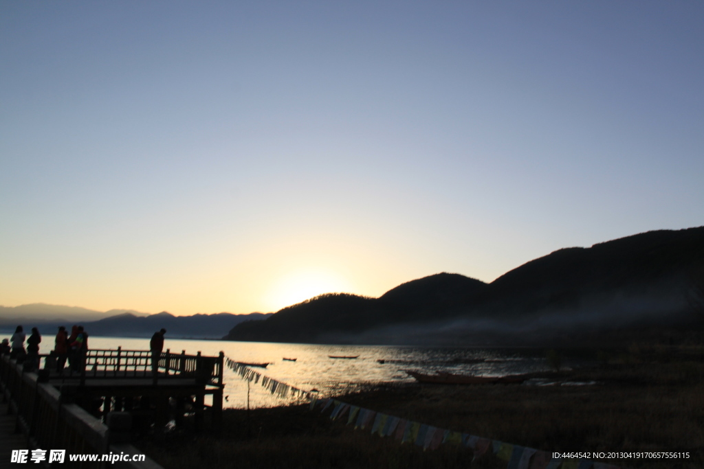 泸沽湖日出