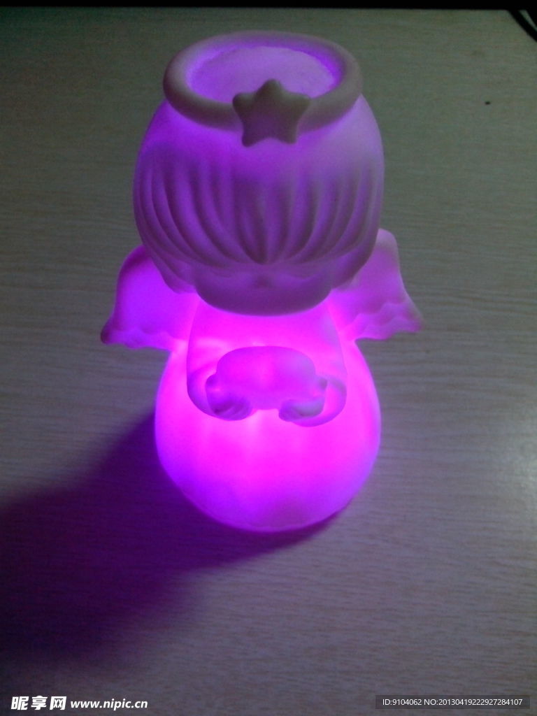 红紫的发光的灯