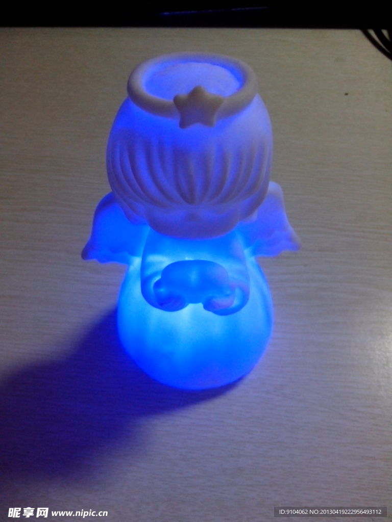 蓝色的发光的灯