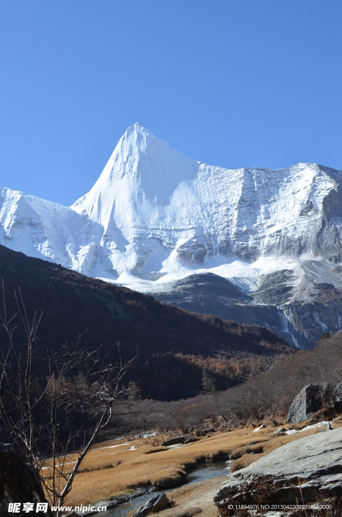 亚丁的雄伟雪山