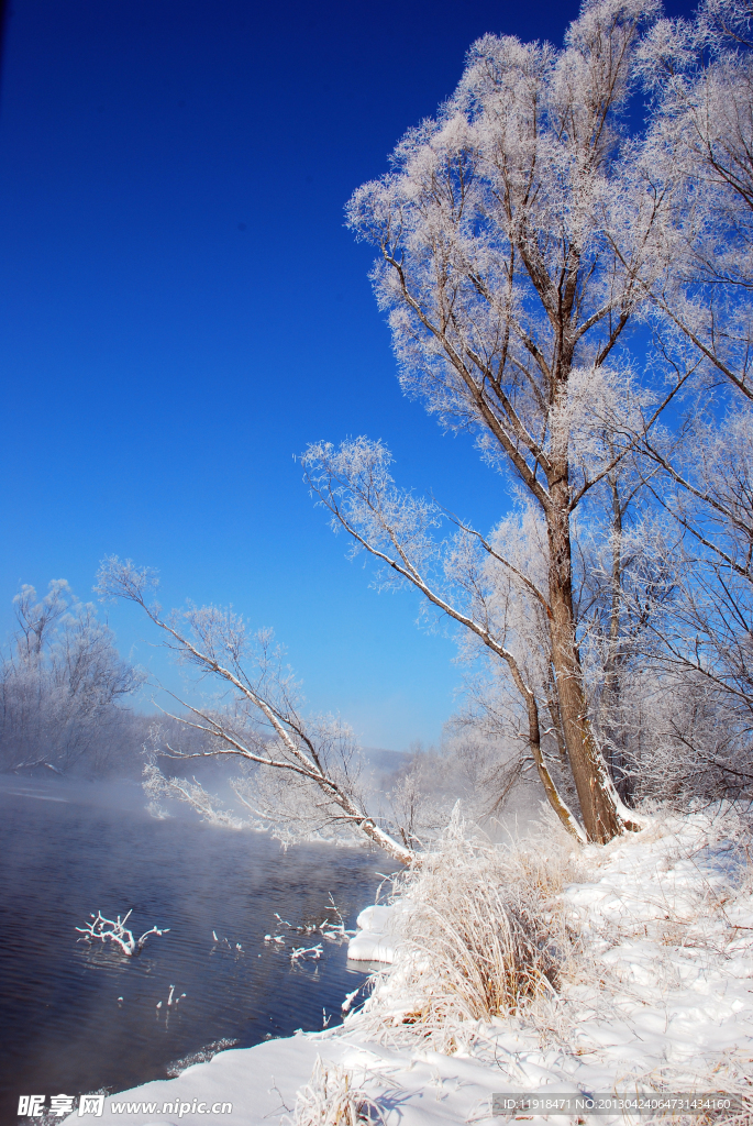 霜雪初染不冻河