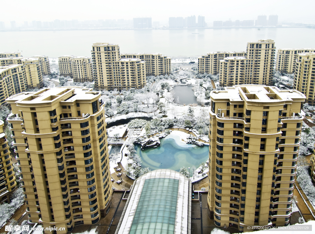 新古典住宅鸟瞰雪景