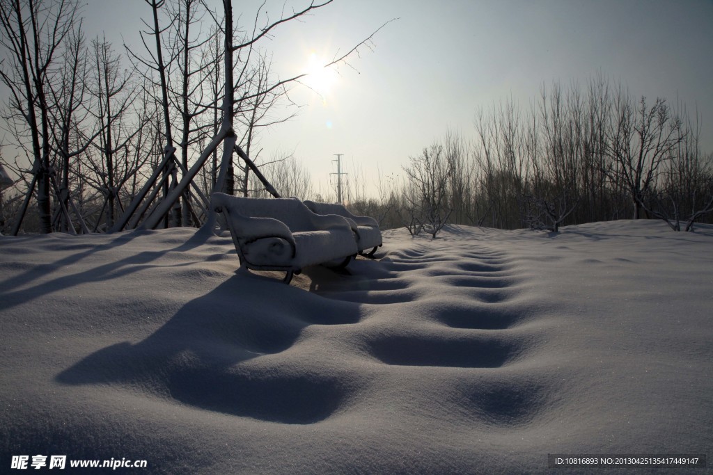 雪脚印黄昏