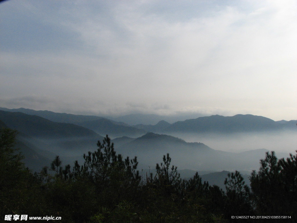 轻雾缭绕 浙江天台山