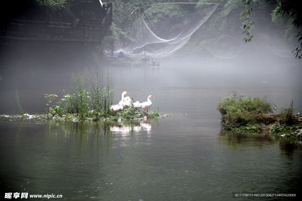 水上雾景