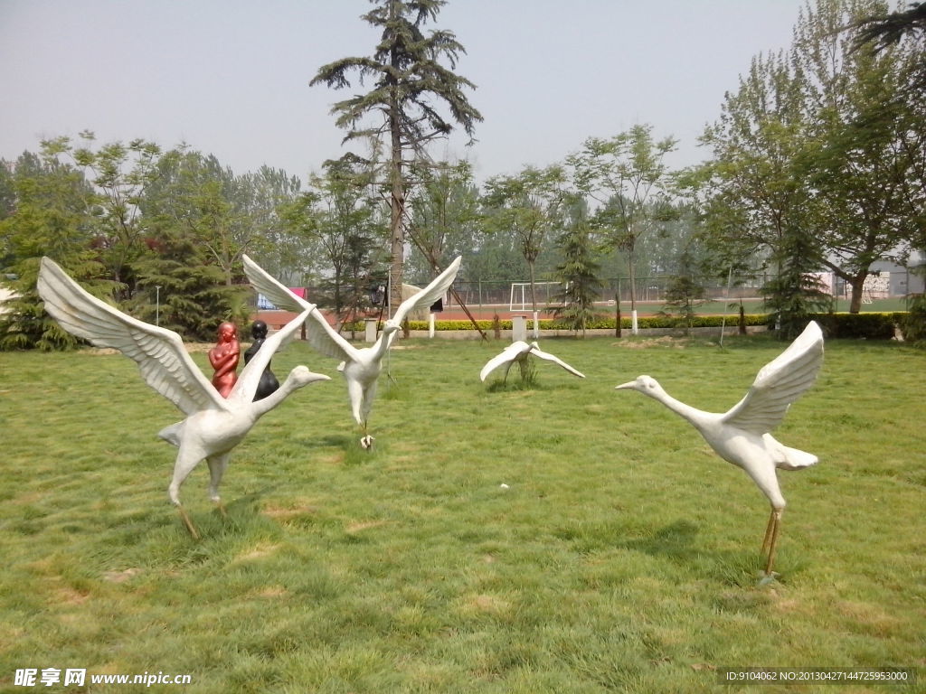 雕塑白鹤争斗