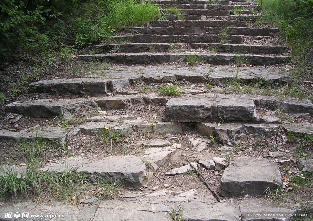 山间残缺石阶