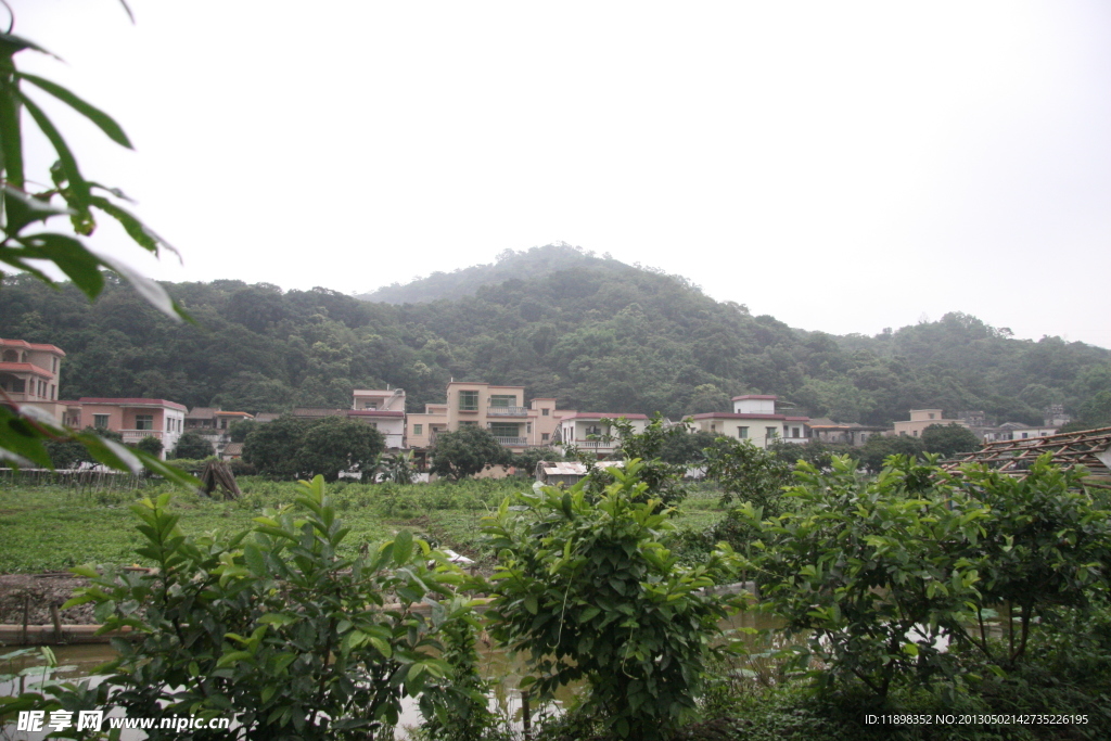 群山下的珊洲村