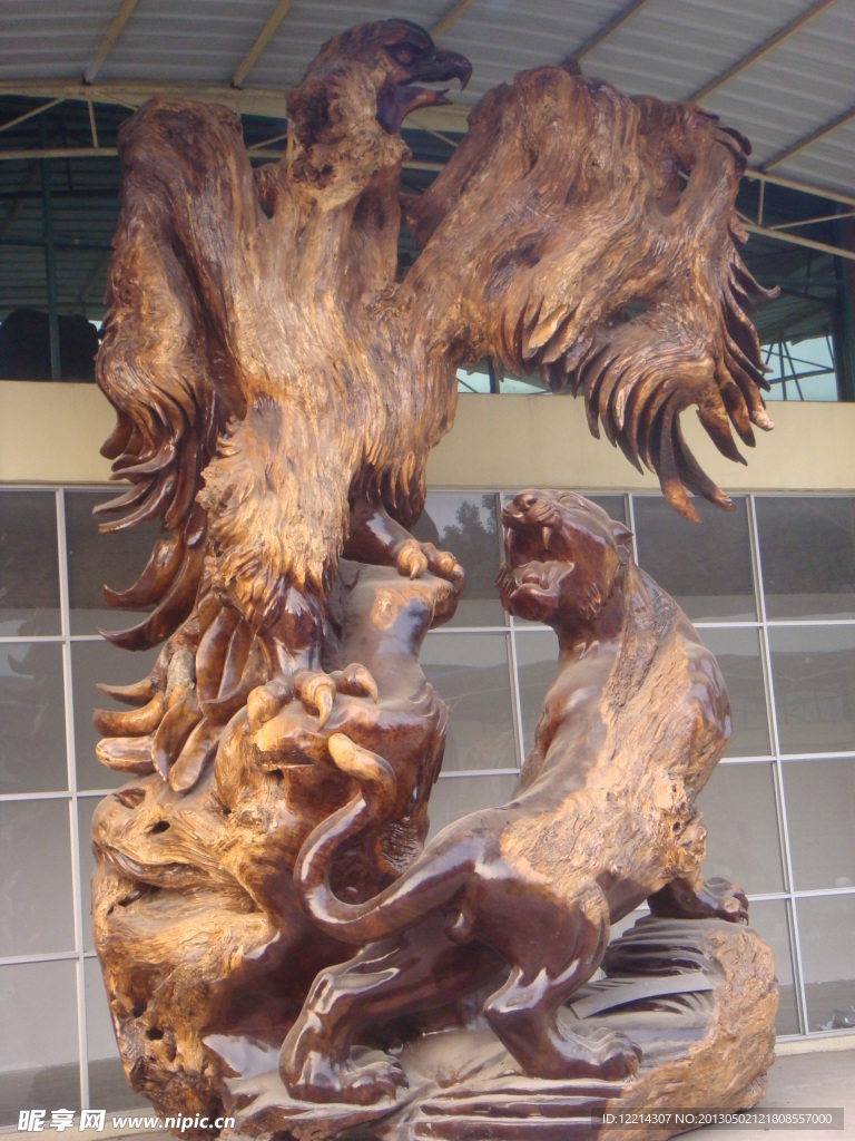 广西木雕老虎和鹰