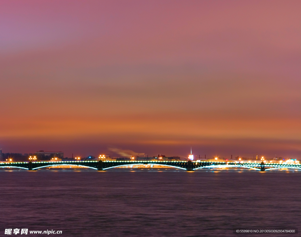 夜景中的桥