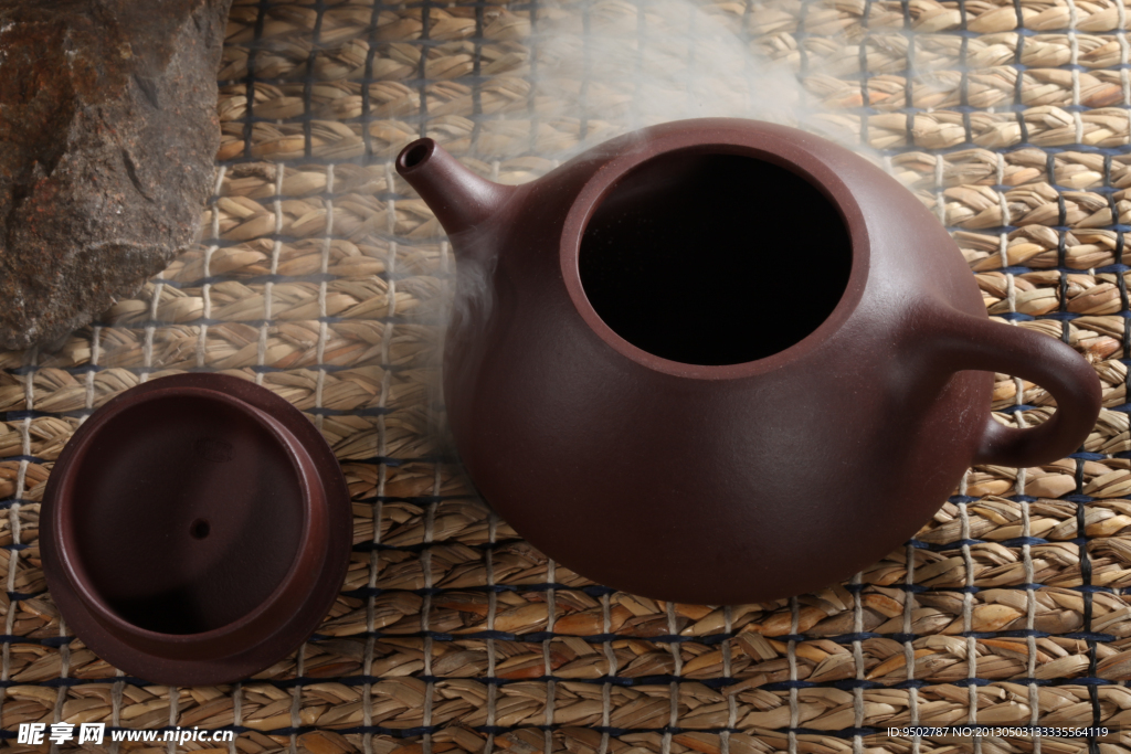 烟雾缭绕的茶壶