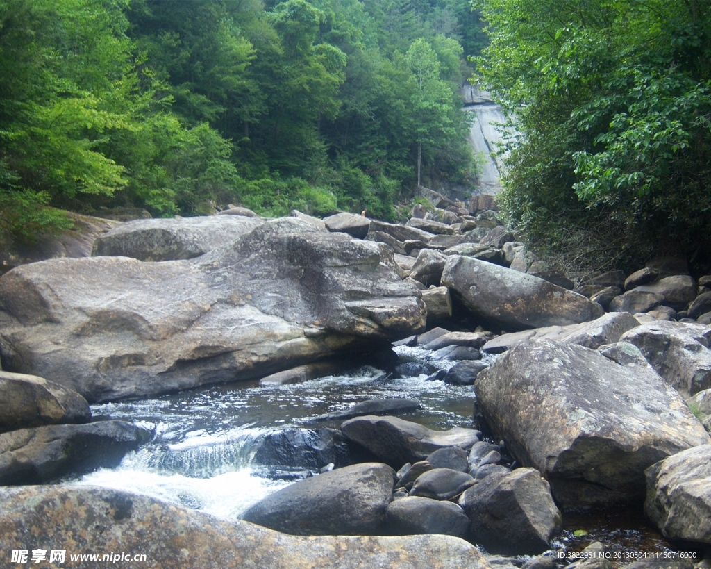 山间溪流