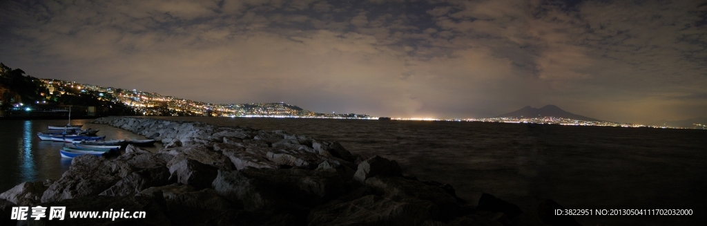 宽幅海边城市夜景