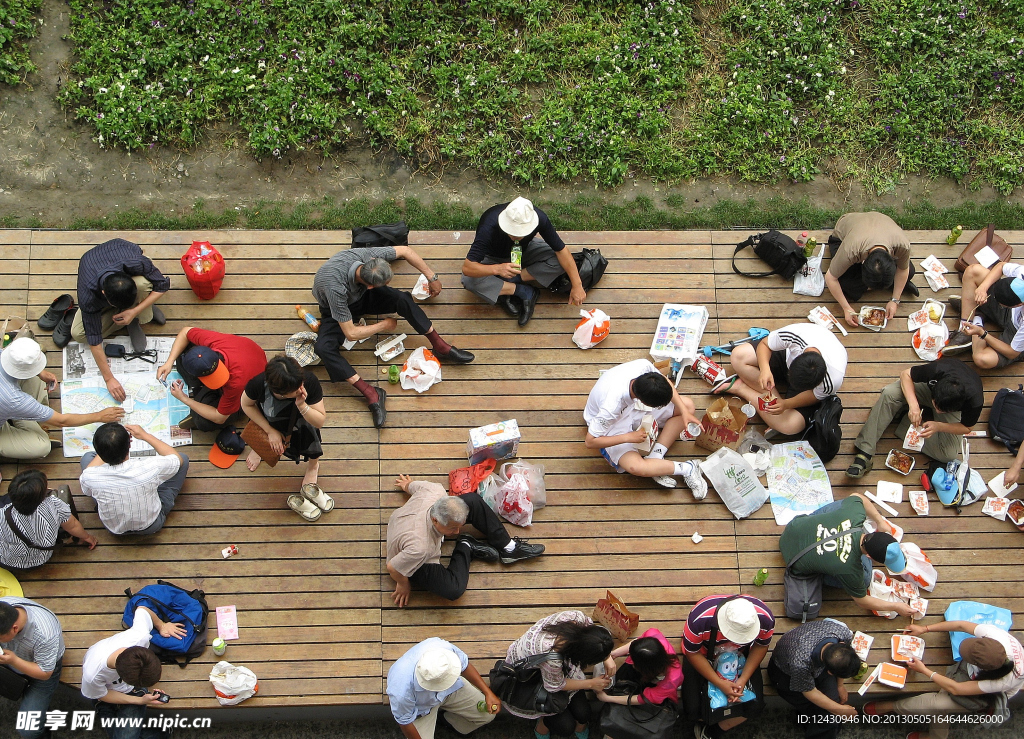 观“博”游客席地用餐