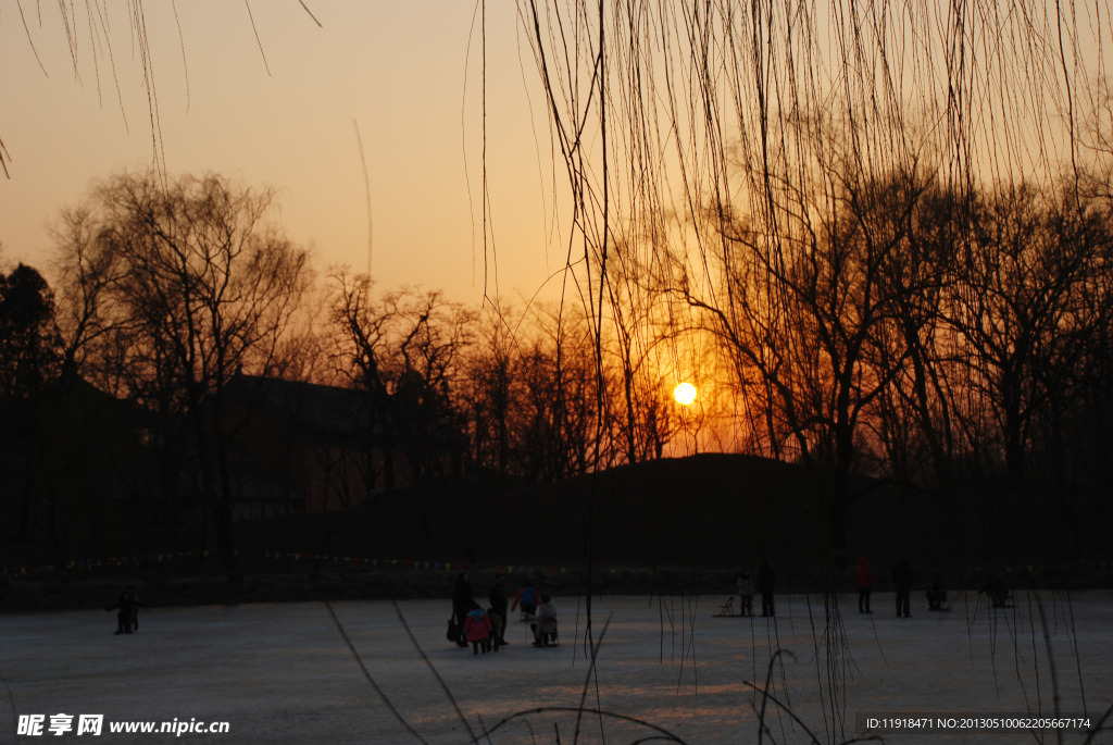 北京圆明园庙会的夕阳