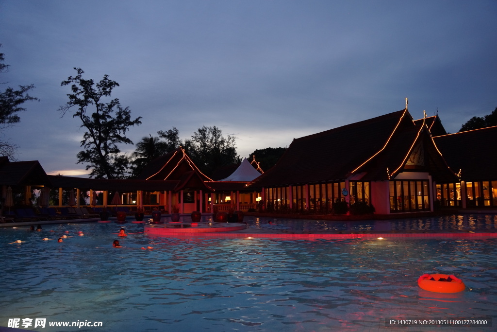 泰国普吉岛泳池夜景