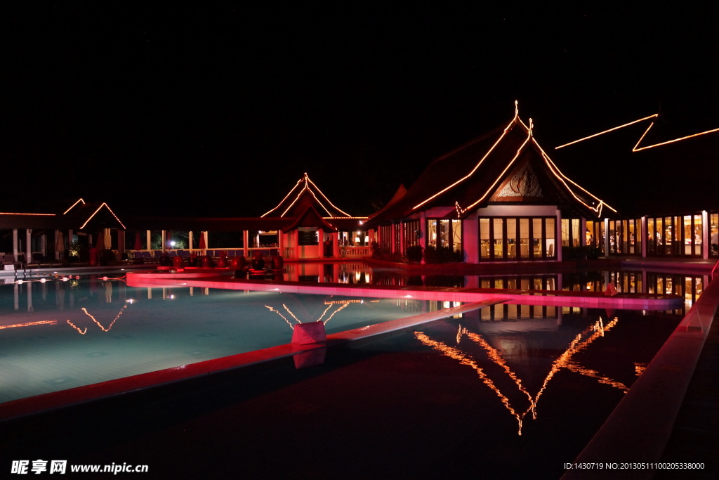 泰国普吉岛泳池夜景