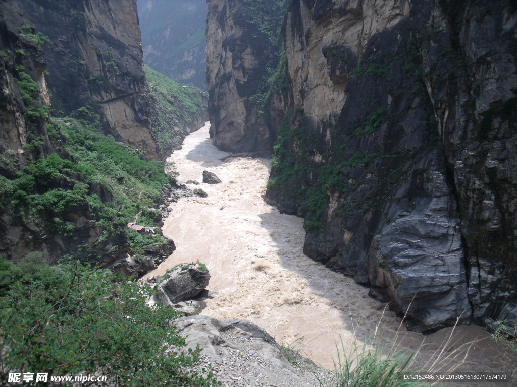 群山峻岭虎跳峡