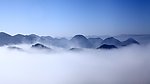雾罩群山