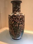 黑地粉彩花鸟棒槌瓶
