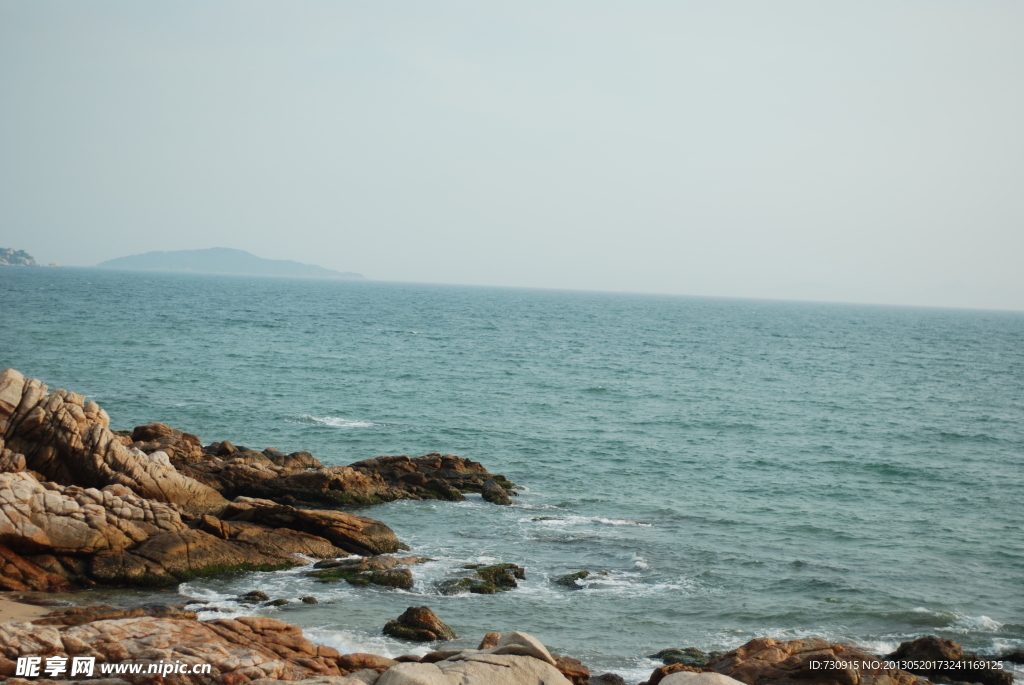 海滩岩石