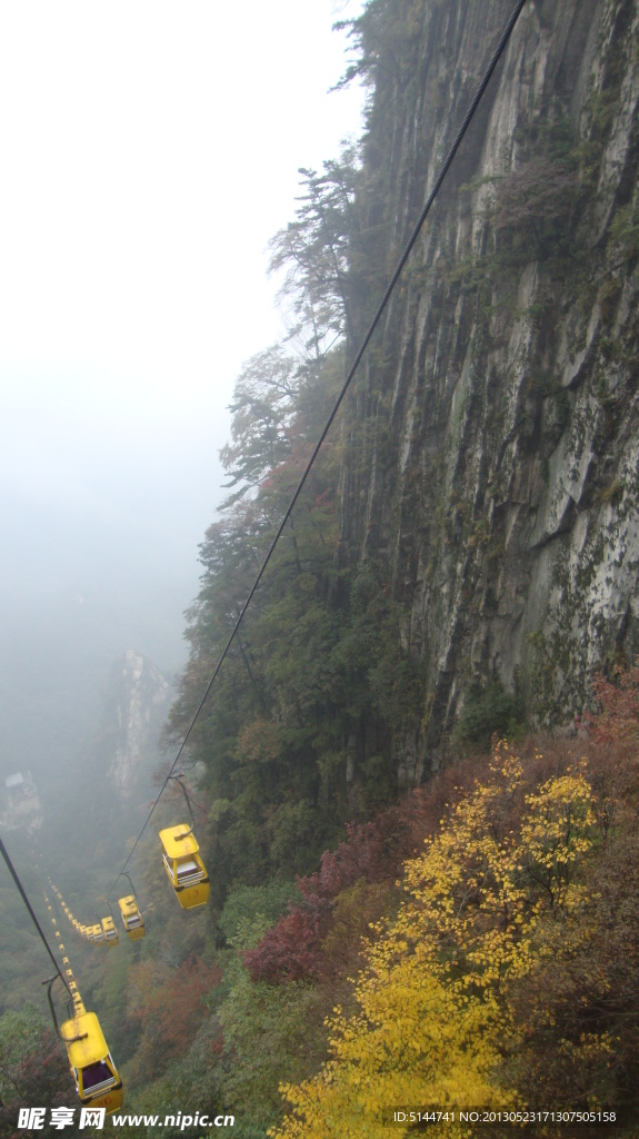 缆车 大山 大雾