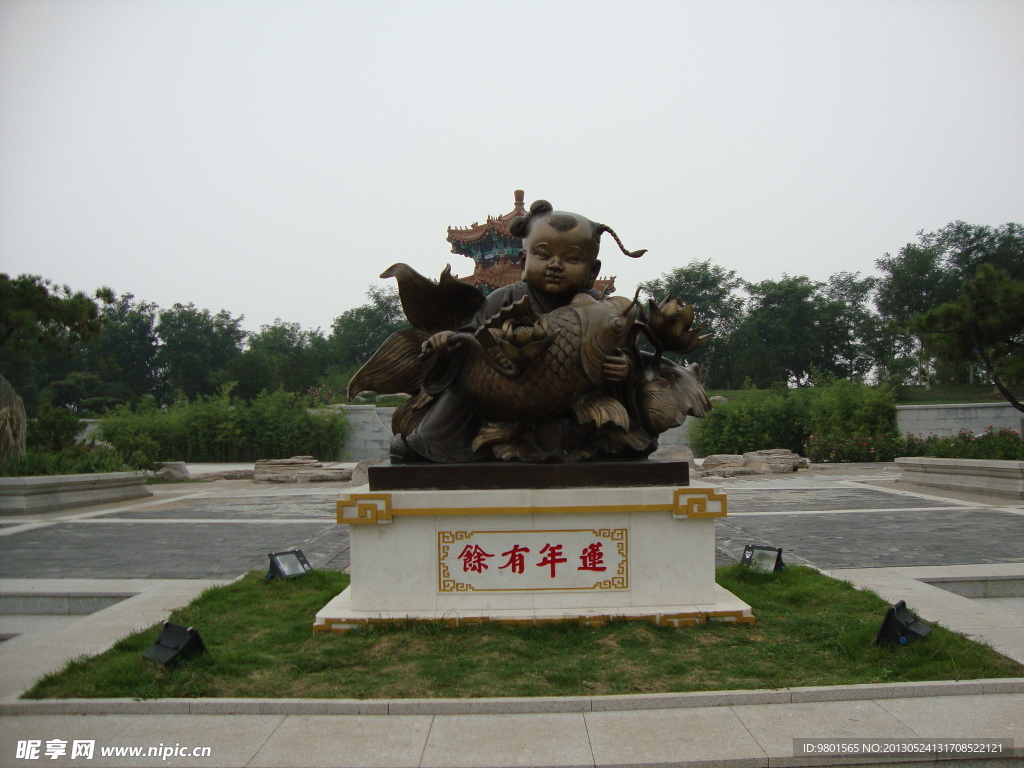 连年有余雕塑