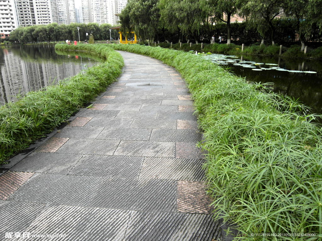 石板路 人工湖