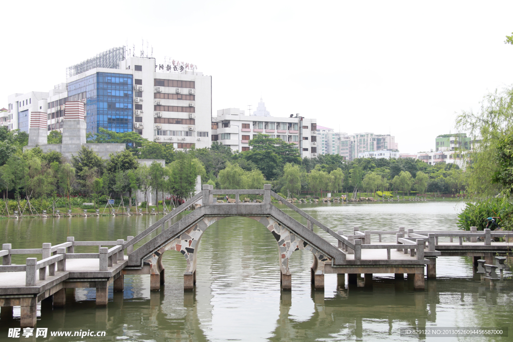 雷岗公园一角