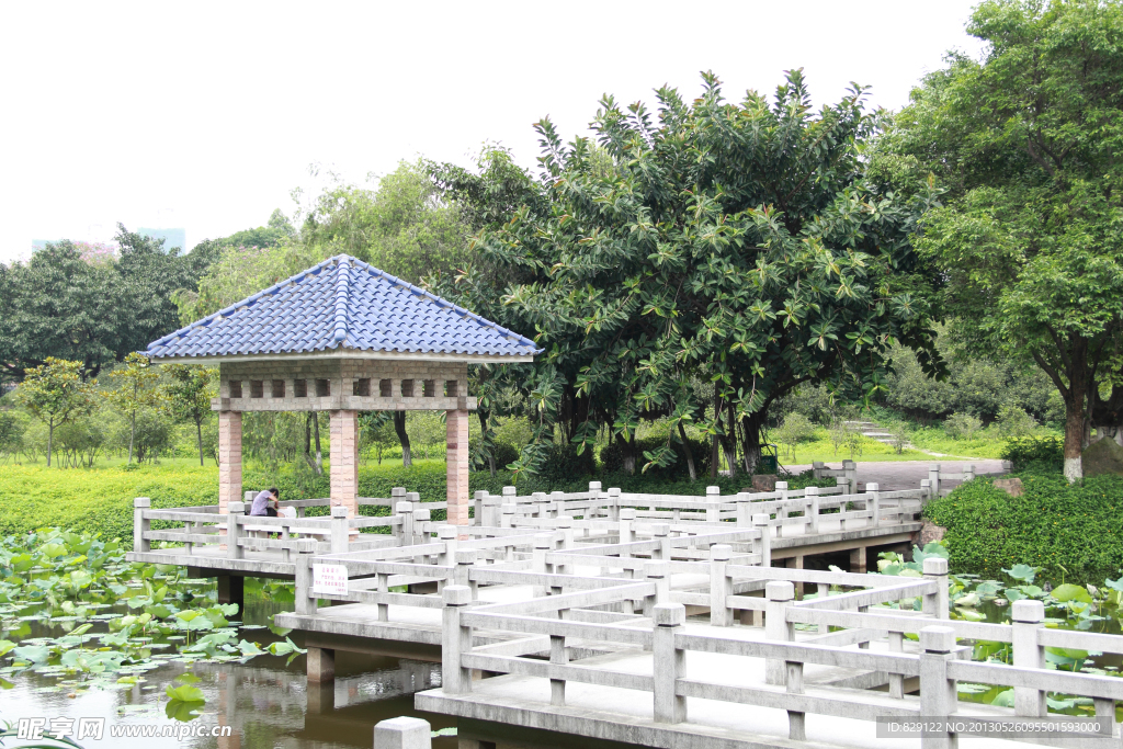 雷岗公园一角