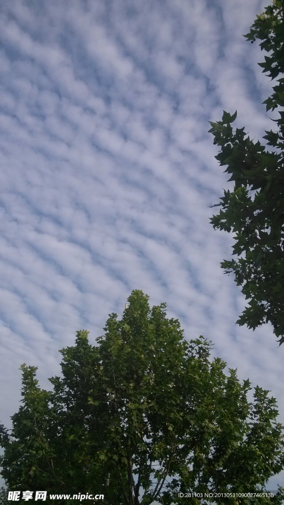 雨后波浪纹天空