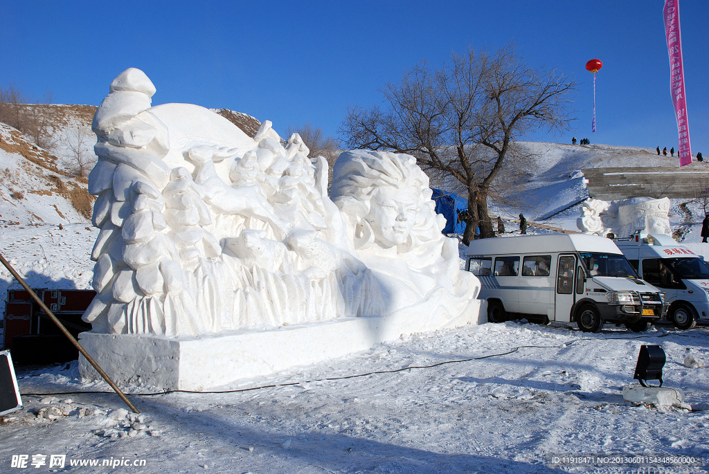 冬季那达慕的雪雕