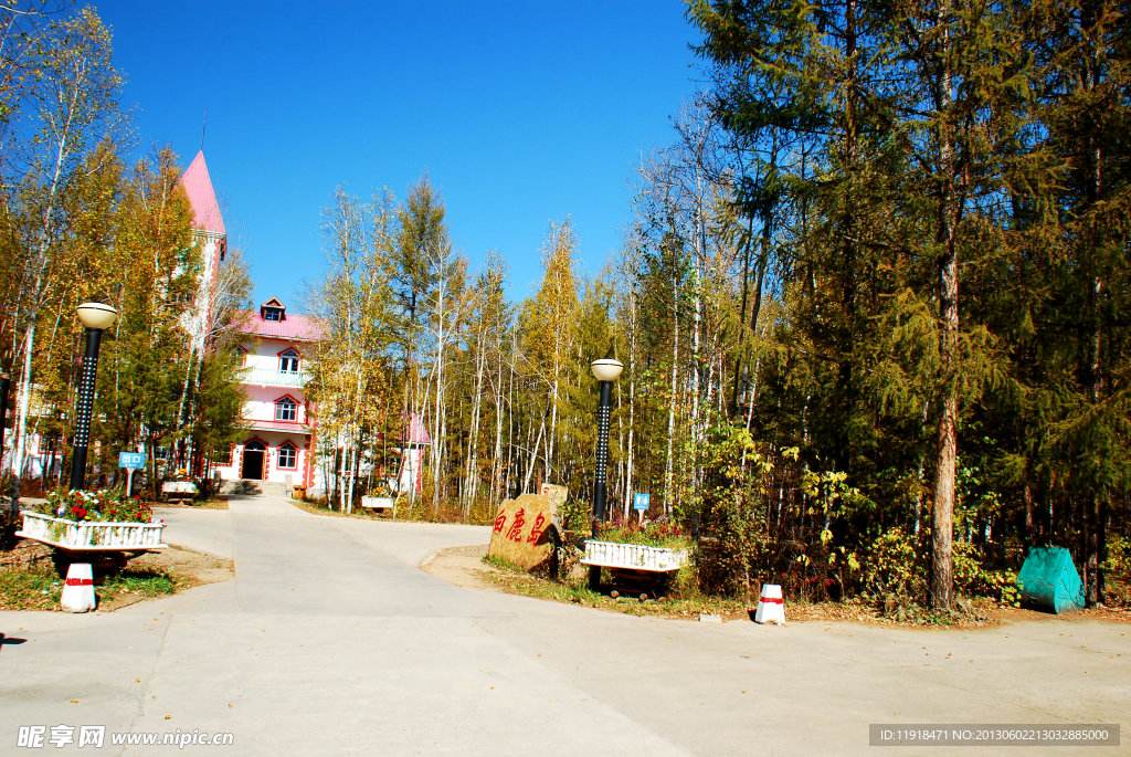 白鹿岛旅店秋景