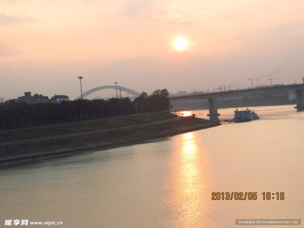 河堤晚霞江景