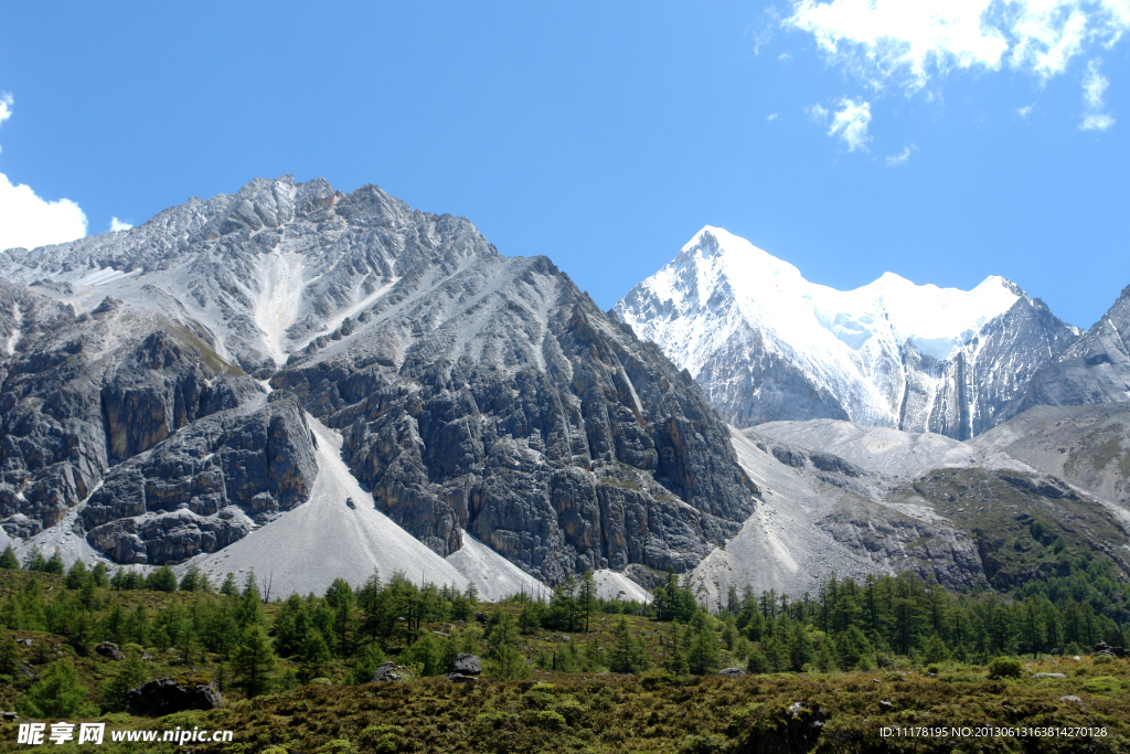 雪山草地 雪山风景