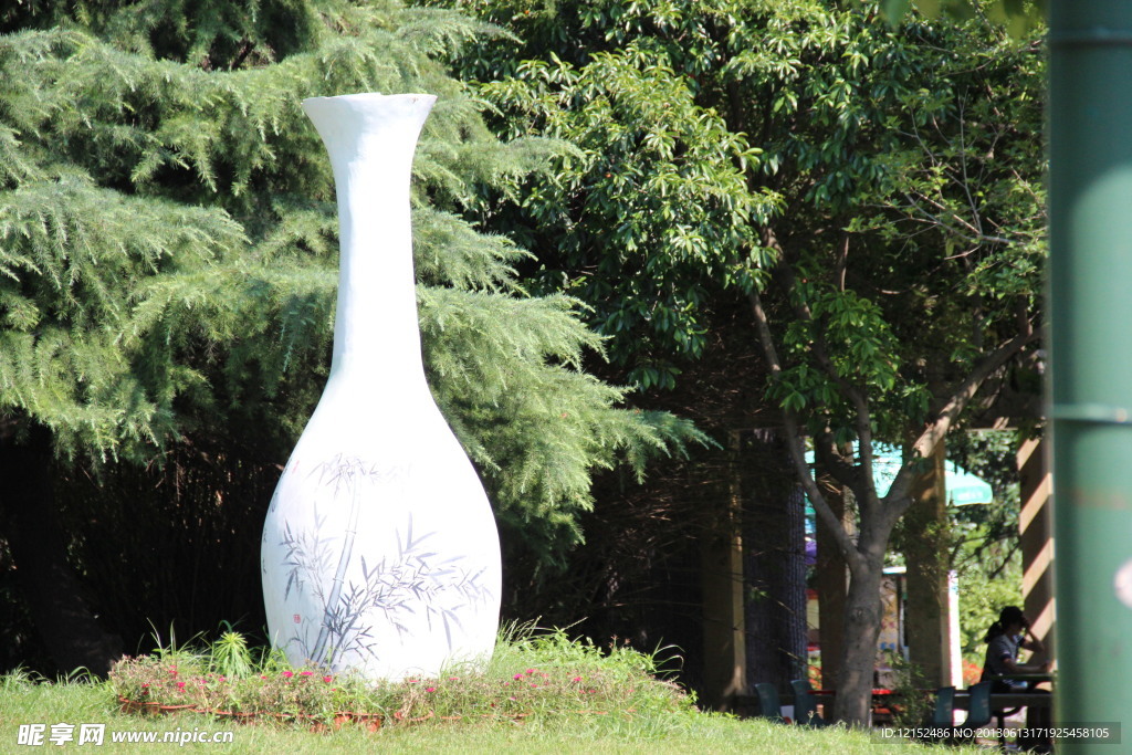 公园竹瓶雕塑