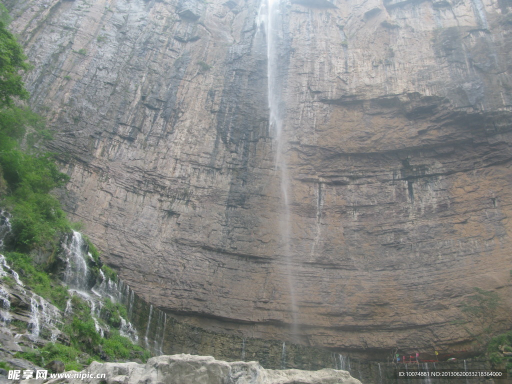 一线天瀑布风景