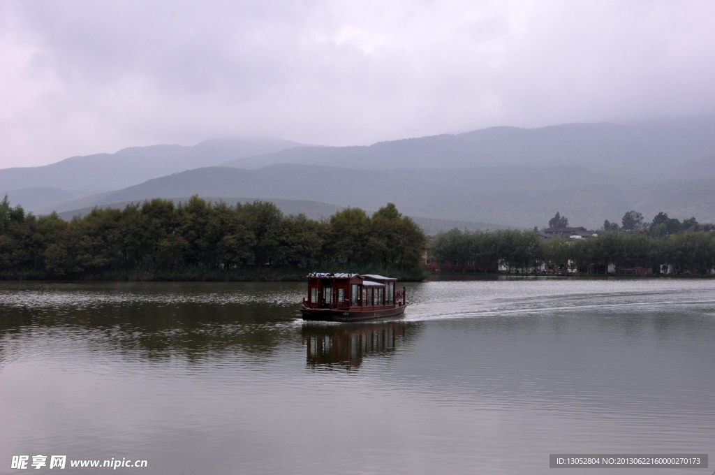 高山湖水