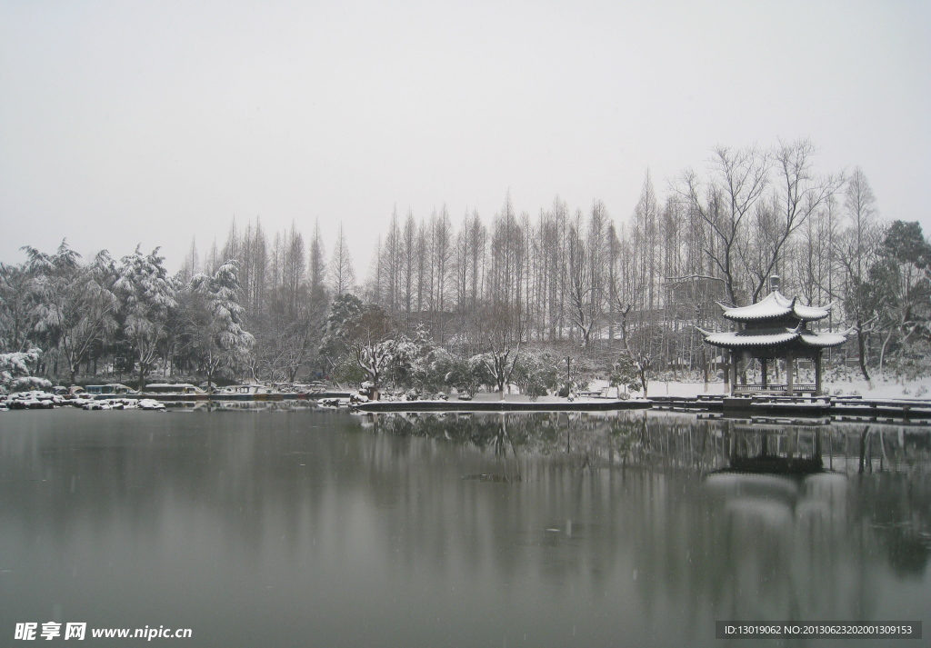 湖州莲花庄凉亭雪景