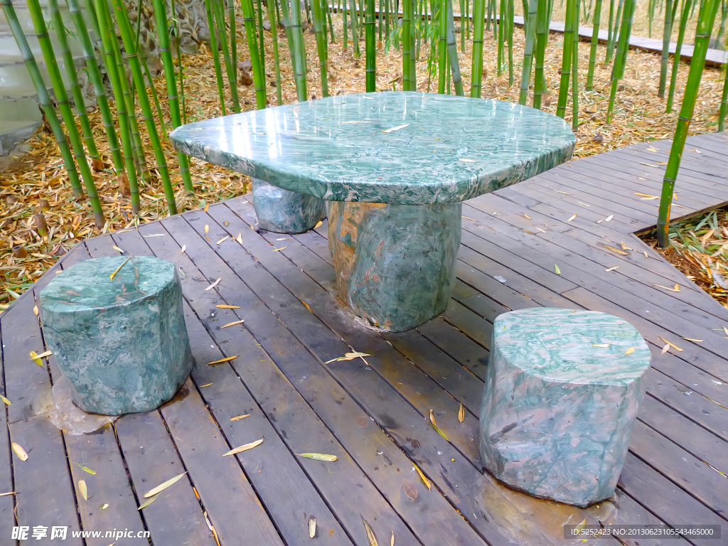 竹林石桌