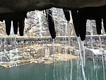瀑布山洞
