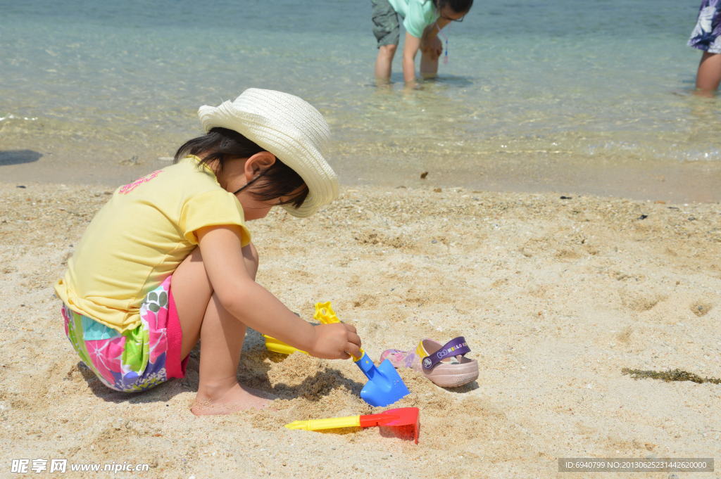 海滩儿童玩沙