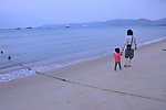父女海边散步